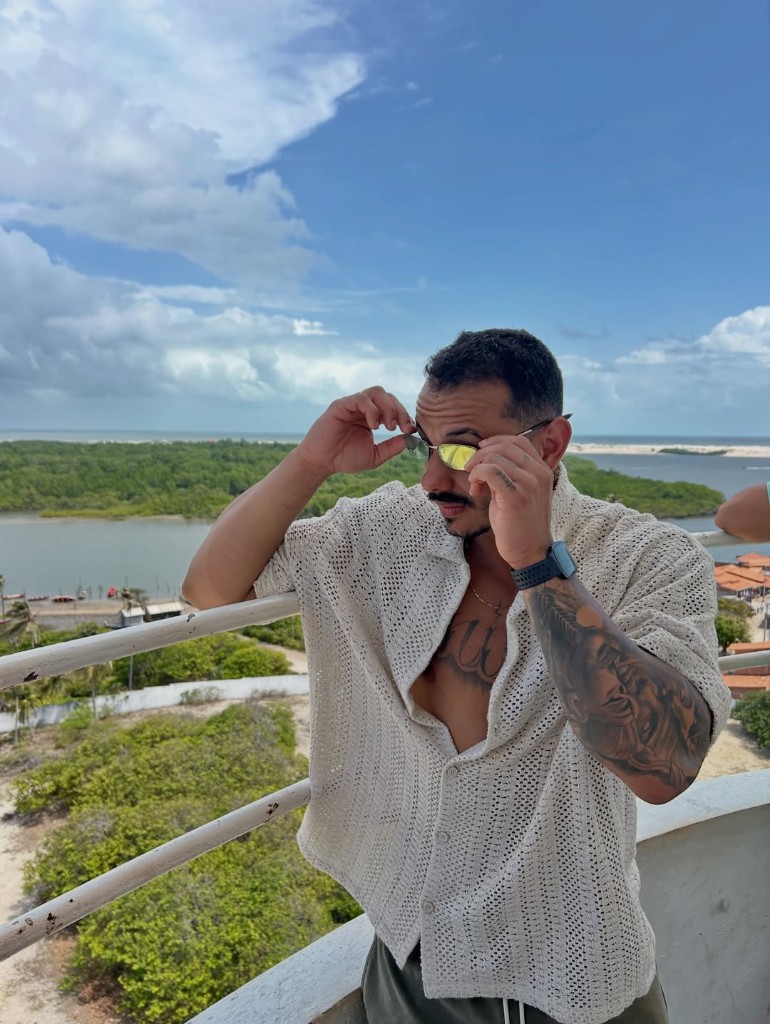 Vista panorâmica do mirante com rio, vegetação e dunas ao fundo