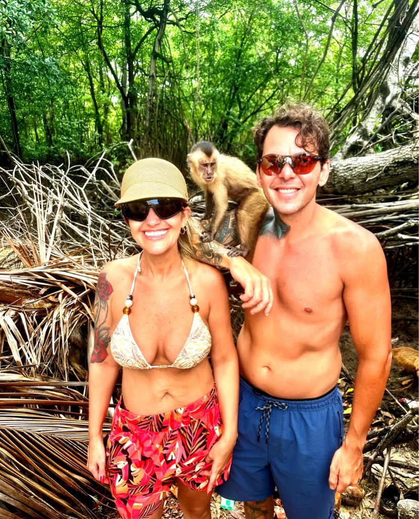 Casal com macaco-prego em Vassouras, mata ao fundo