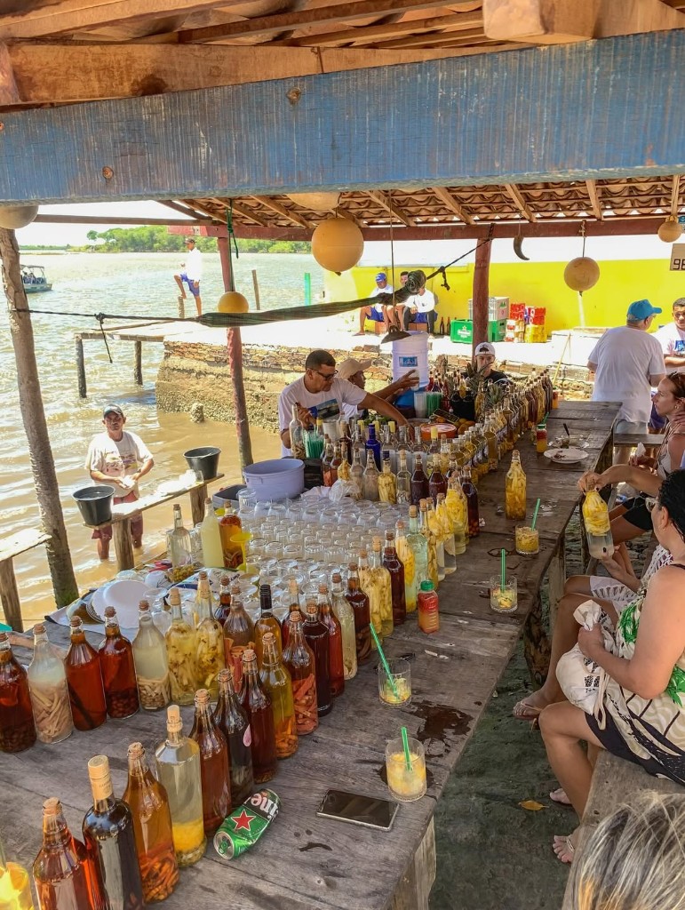 Bar de drinks e infusões em pier de madeira sobre a água