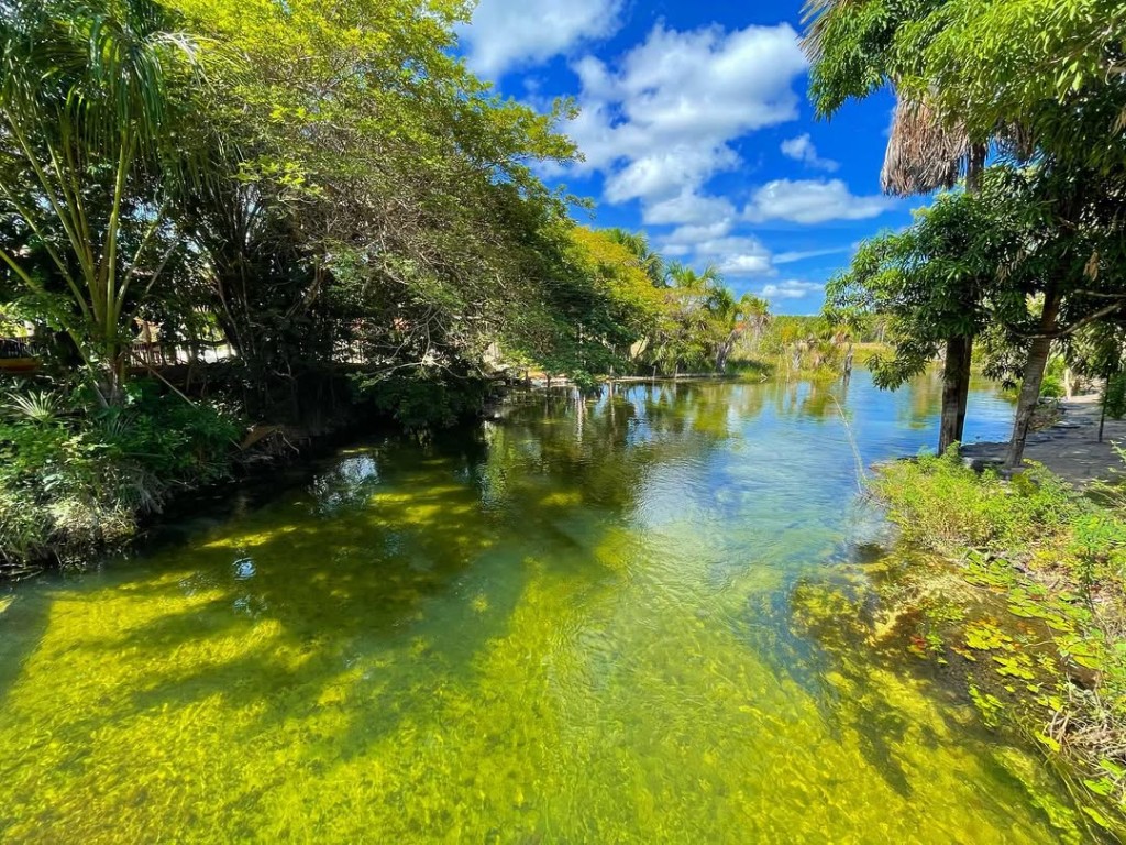 Rio de água cristalina no circuito Cardosa