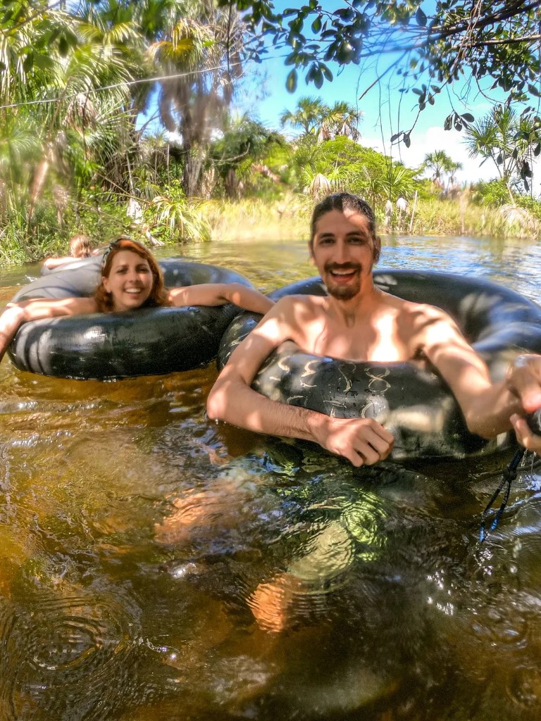 Casal durante a experiência do boia cross