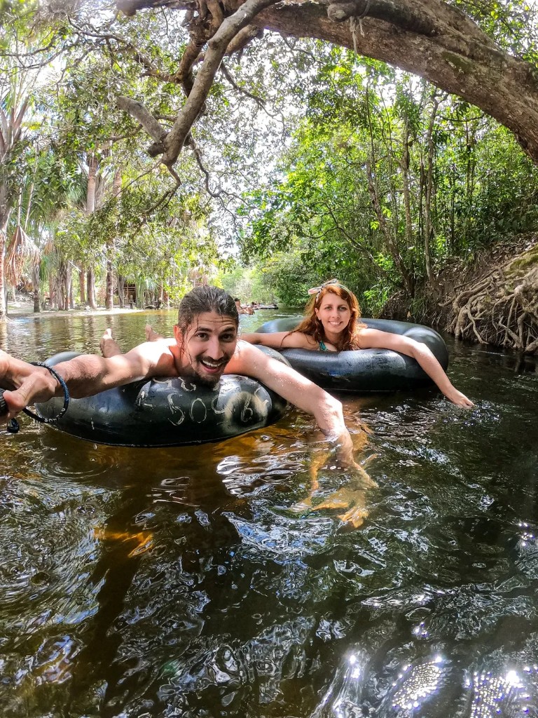 Trecho sombreado do rio com boia cross