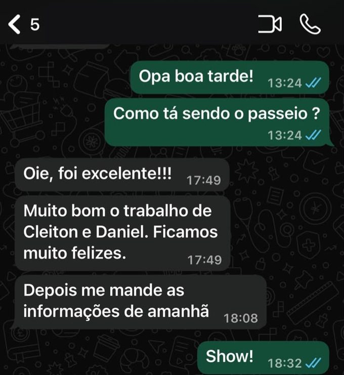 Print de WhatsApp: cliente elogiando o passeio e os guias Cleiton e Daniel