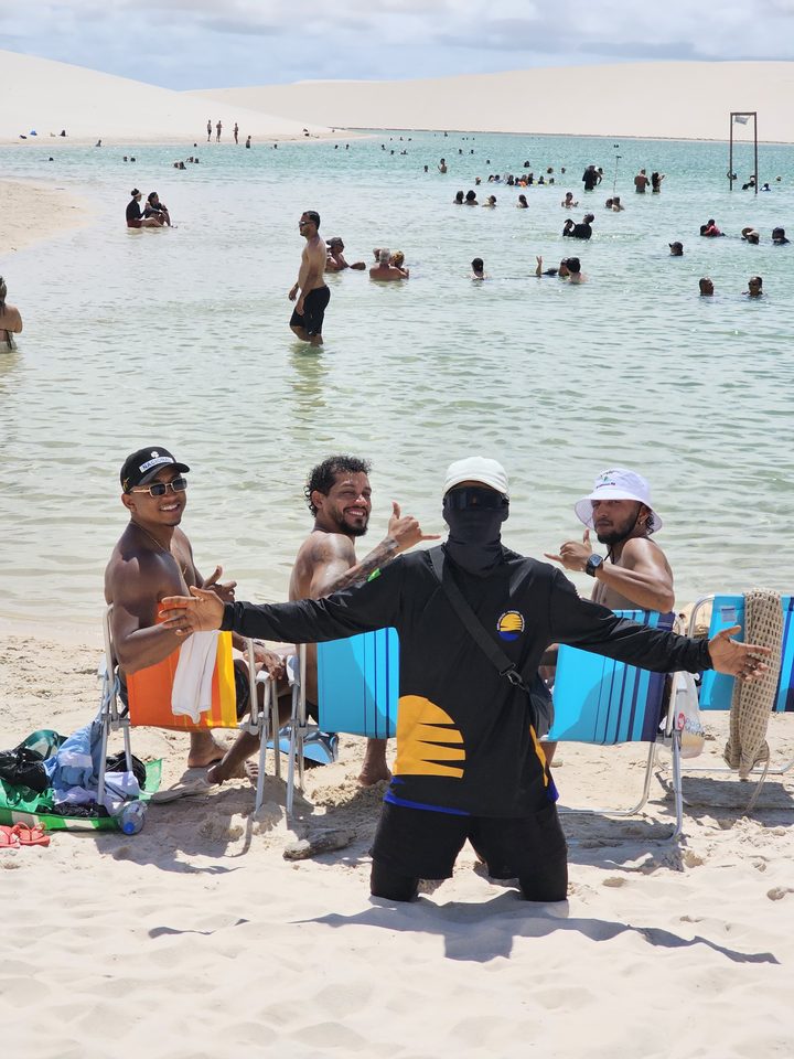 Guia fardado da Amo Lençóis com clientes na lagoa