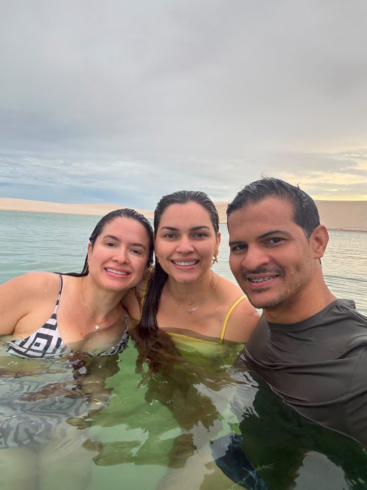 Amigas sorrindo dentro da lagoa na Lagoa Bonita, Lençóis Maranhenses
