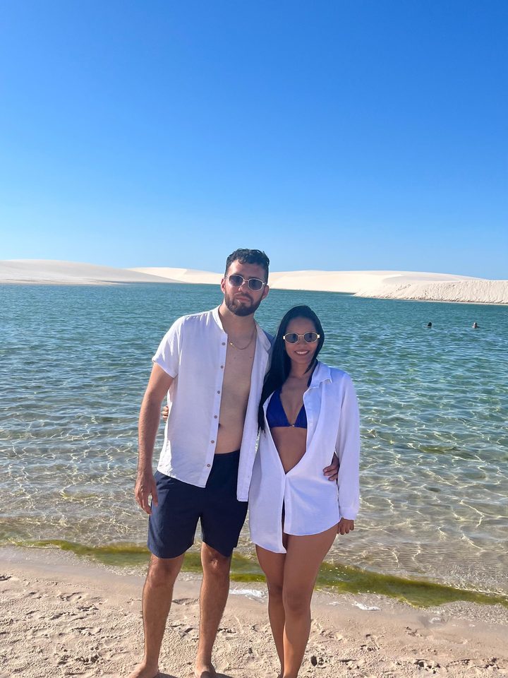 Casal em frente à lagoa cristalina no Circuito Lagoa Bonita