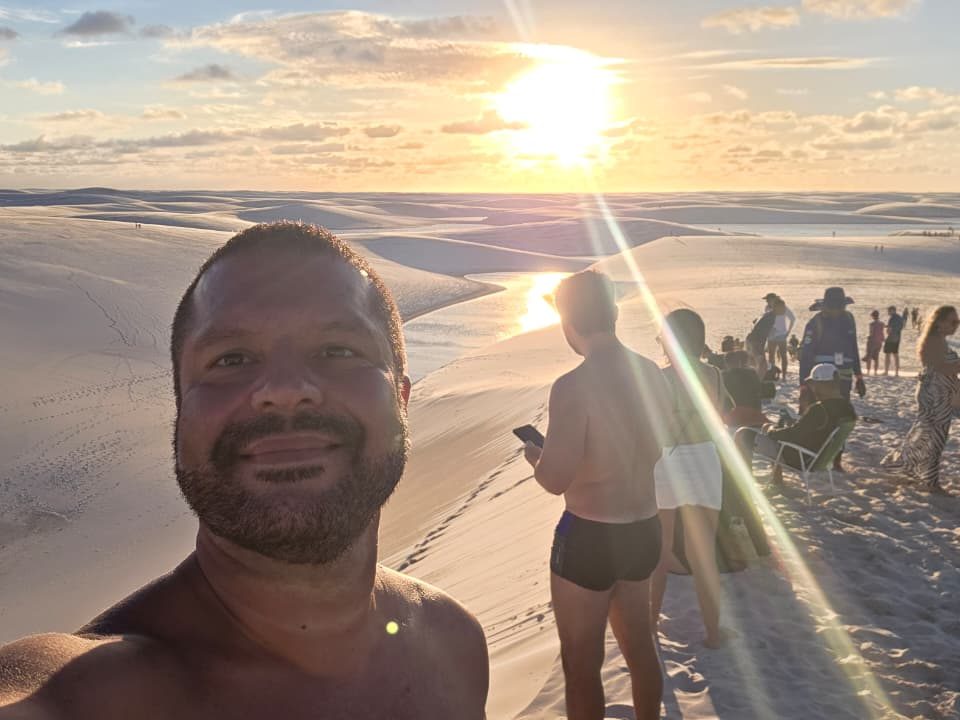 Cliente no pôr do sol das dunas da Lagoa Bonita