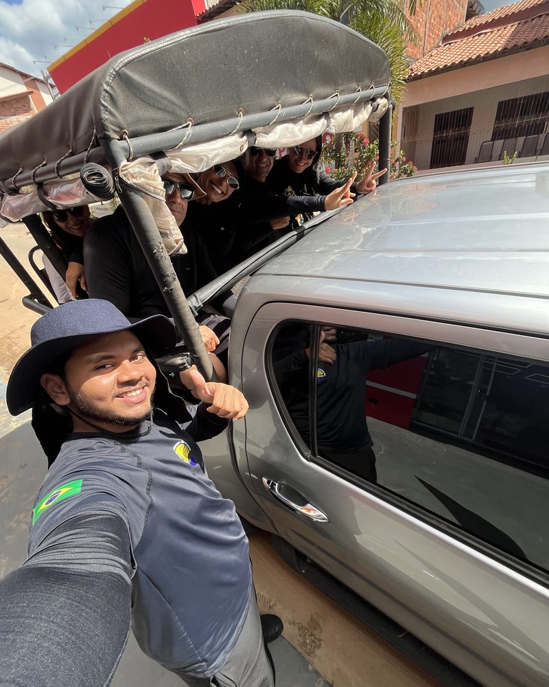 Guia da Amo Lençóis fardado com clientes no 4x4 em Barreirinhas