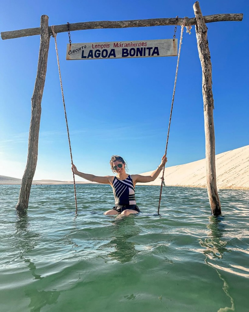 Visitante no balanço da Lagoa Bonita