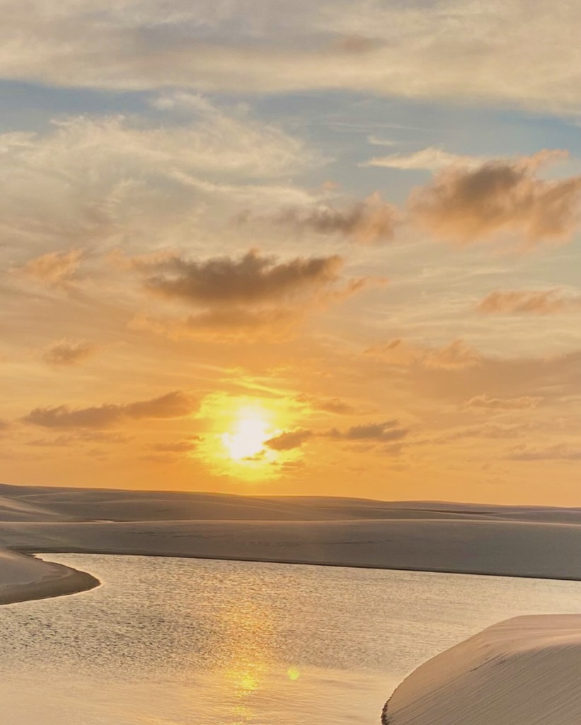 Nascer do sol refletindo na lagoa entre dunas