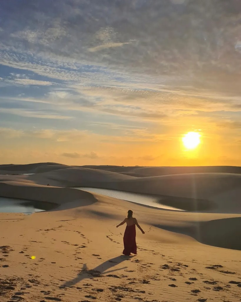 Cliente caminhando pelas dunas ao amanhecer