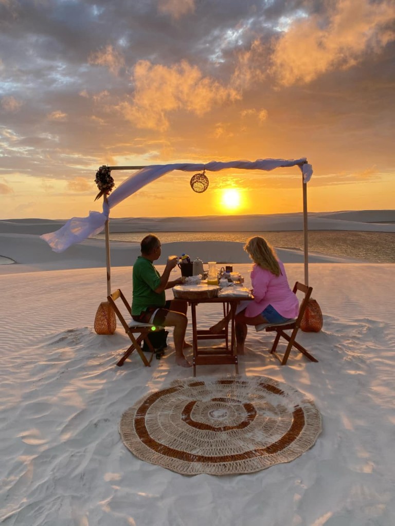 Café da manhã romântico nas dunas ao amanhecer