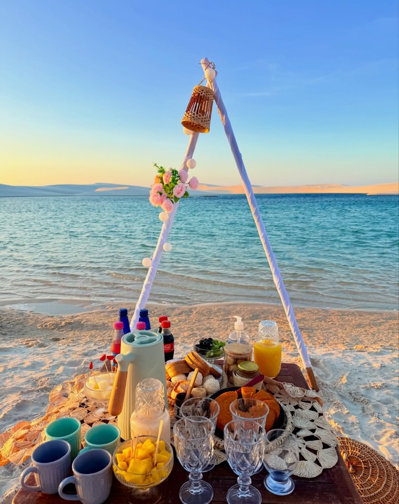 Mesa de café da manhã montada na beira da lagoa