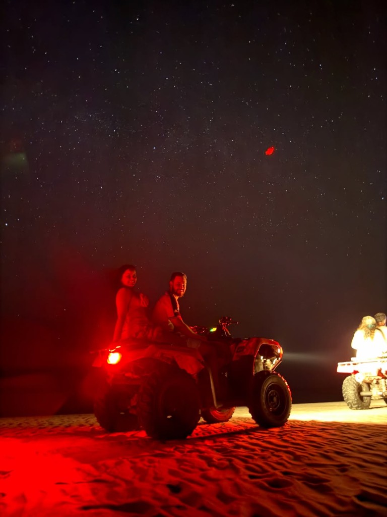 Passeio noturno de quadriciclo sob o céu estrelado