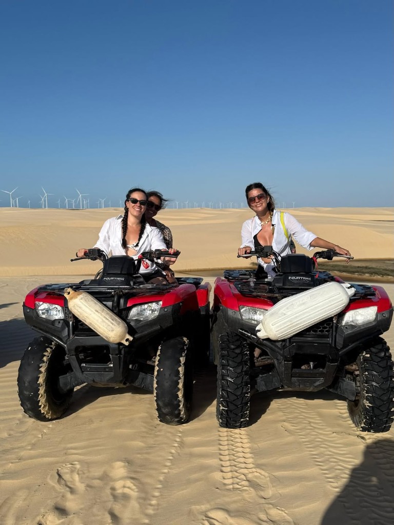 Duas clientes em quadriciclos no deserto