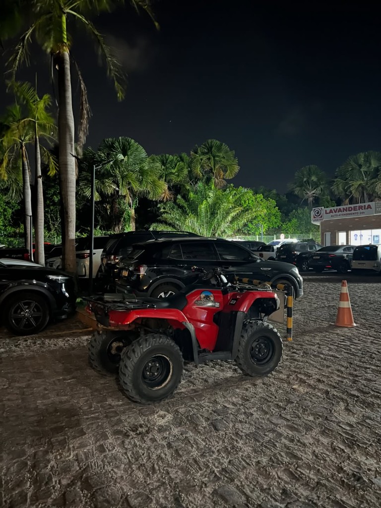 Quadriciclo estacionado durante a noite