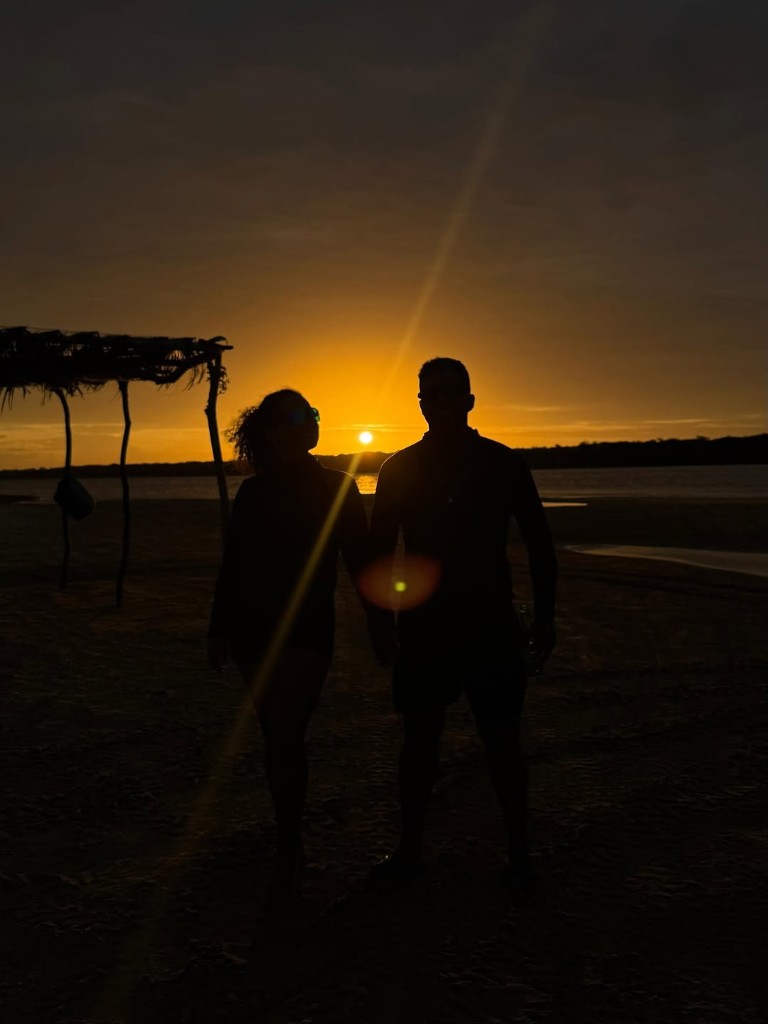 Casal no pôr do sol durante o passeio