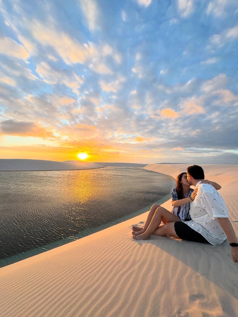 Casal em momento romântico na lagoa de Santo Amaro