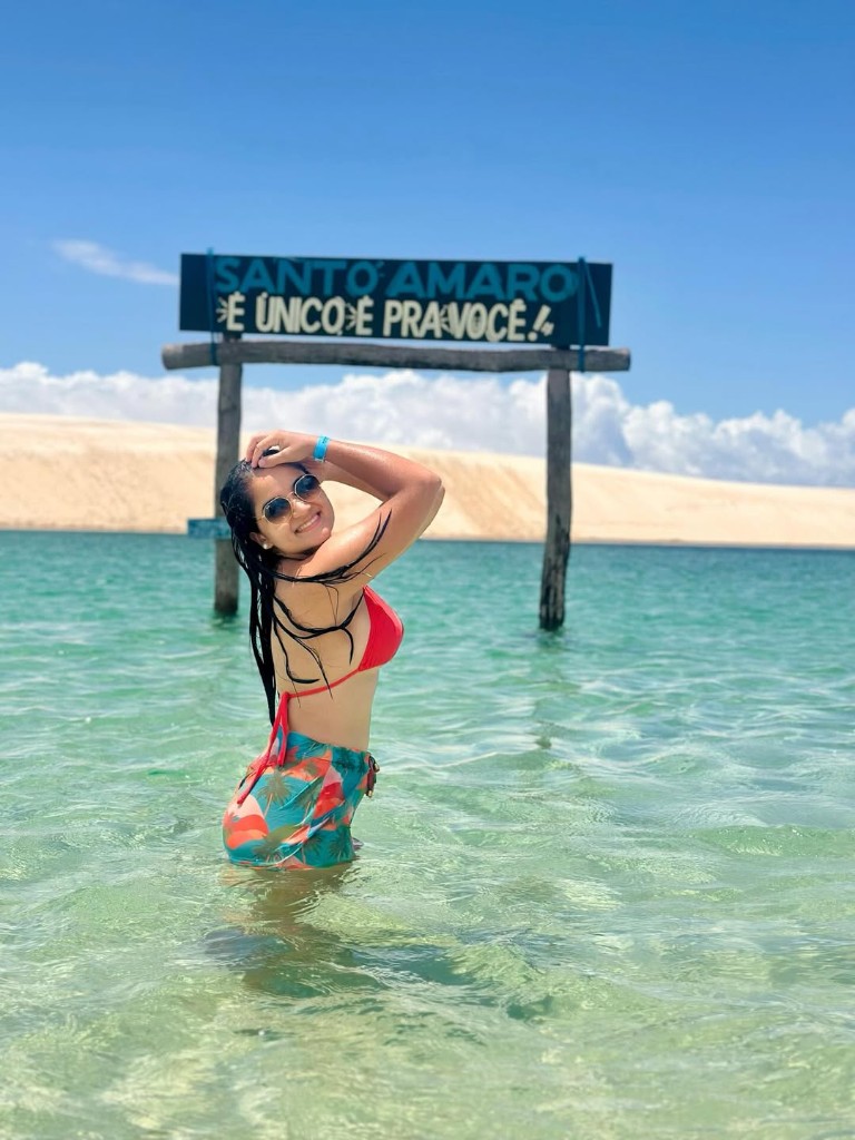 Visitante na lagoa com placa de Santo Amaro