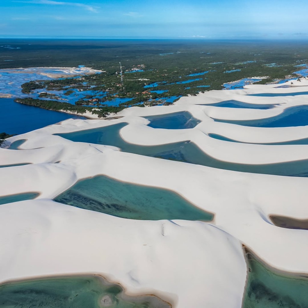 Dunas e lagoas em Santo Amaro vistas do alto