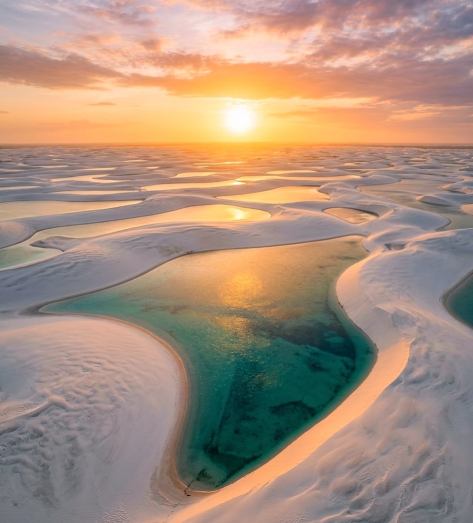Pôr do sol sobre lagoa nos Lençóis Maranhenses